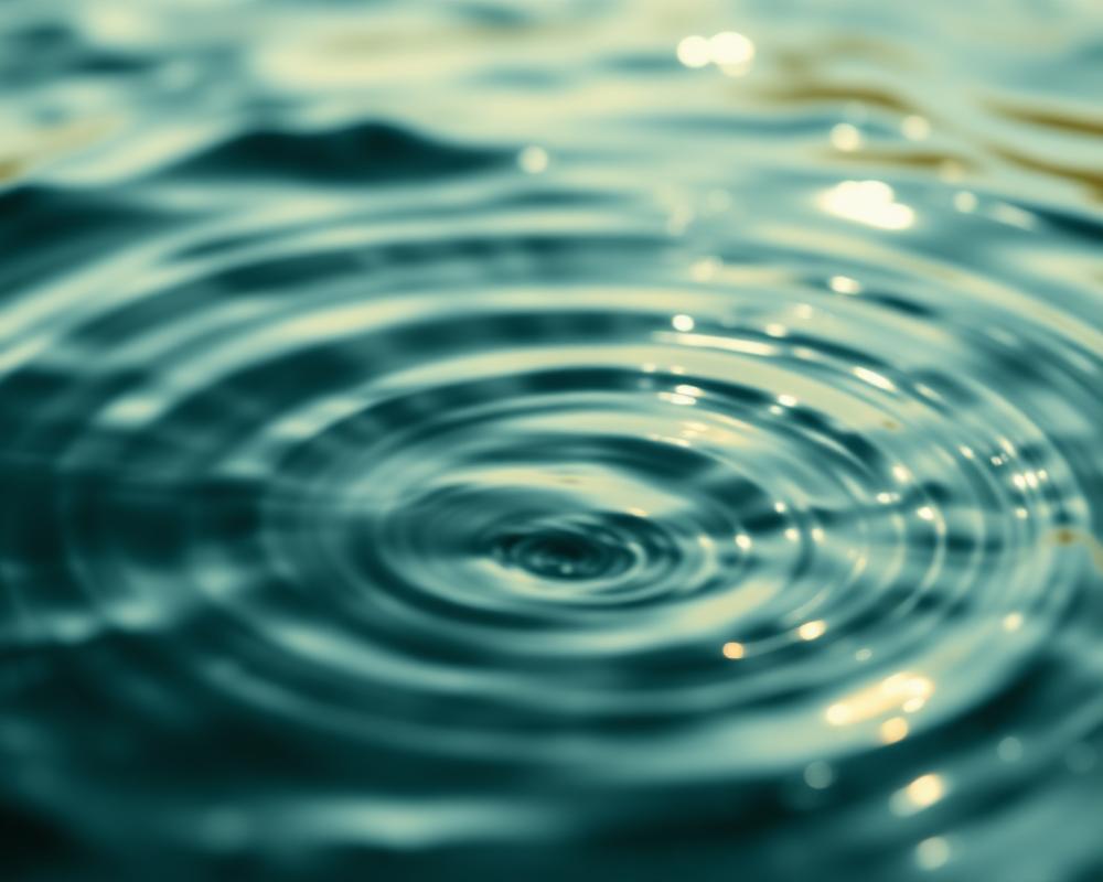 Reflejos y ondas de luz sobre el agua